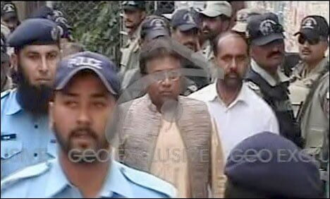 Police-arrest-PervezMusharraf-farmhouse-ChakShahzad_4-19-2013_97434_l