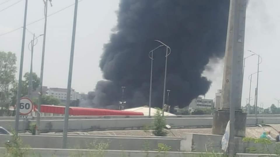 Fire Erupts In Itwar Bazaar, Peshawar Morr - Islamabad ( Photo courtesy of The Islamabadian Page ) 