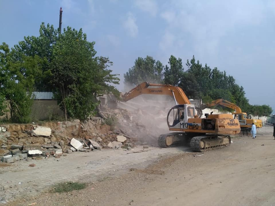 CDA's Anti Encroachment Operation continues on Kashmir Highway 