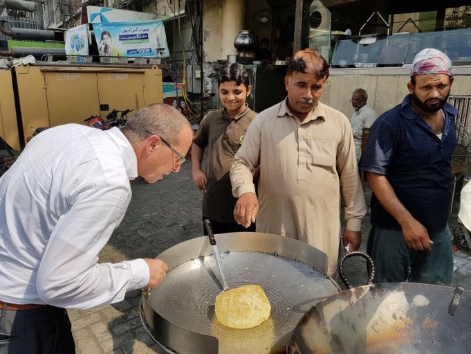 German Ambassador to Pakistan notices Garbage in Islamabad