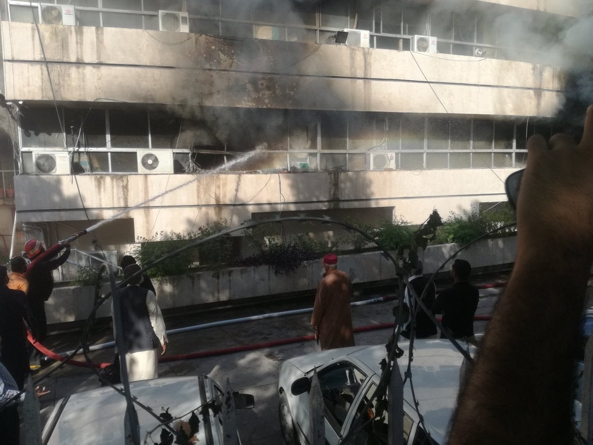 A Massive fire breaks out at PID Building in Islamabad [Video] INCPak