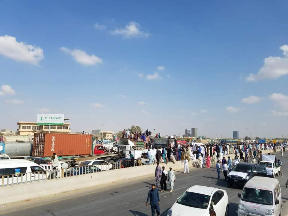 Protest outside Bahria Town Karahi, Motorway M9 Blocked