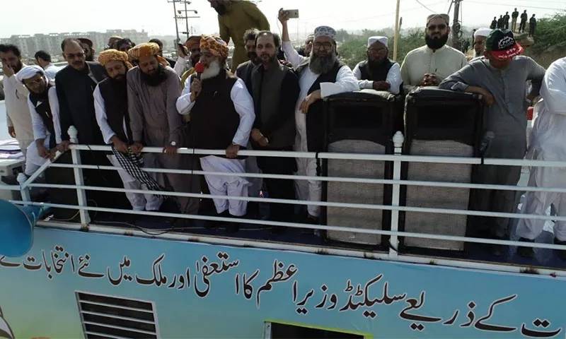 JUI-F Azadi March on its way to Sukkur