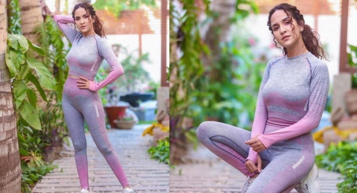 Actress Anoushay Abbasi wearing gym outfit pictures