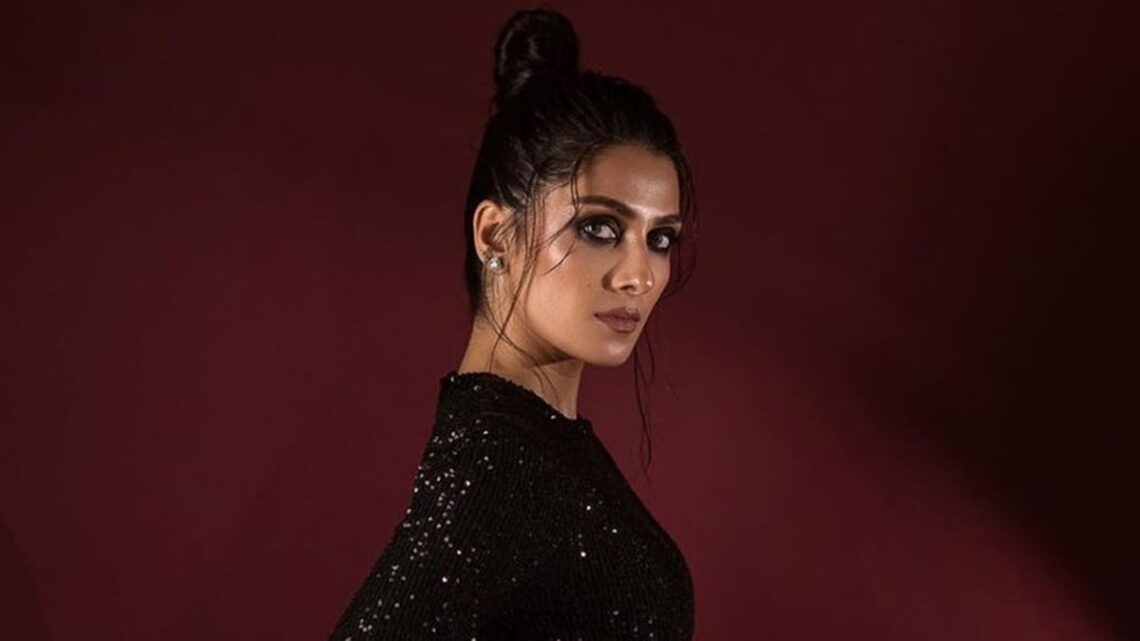 Ayeza Khan, Paradox London