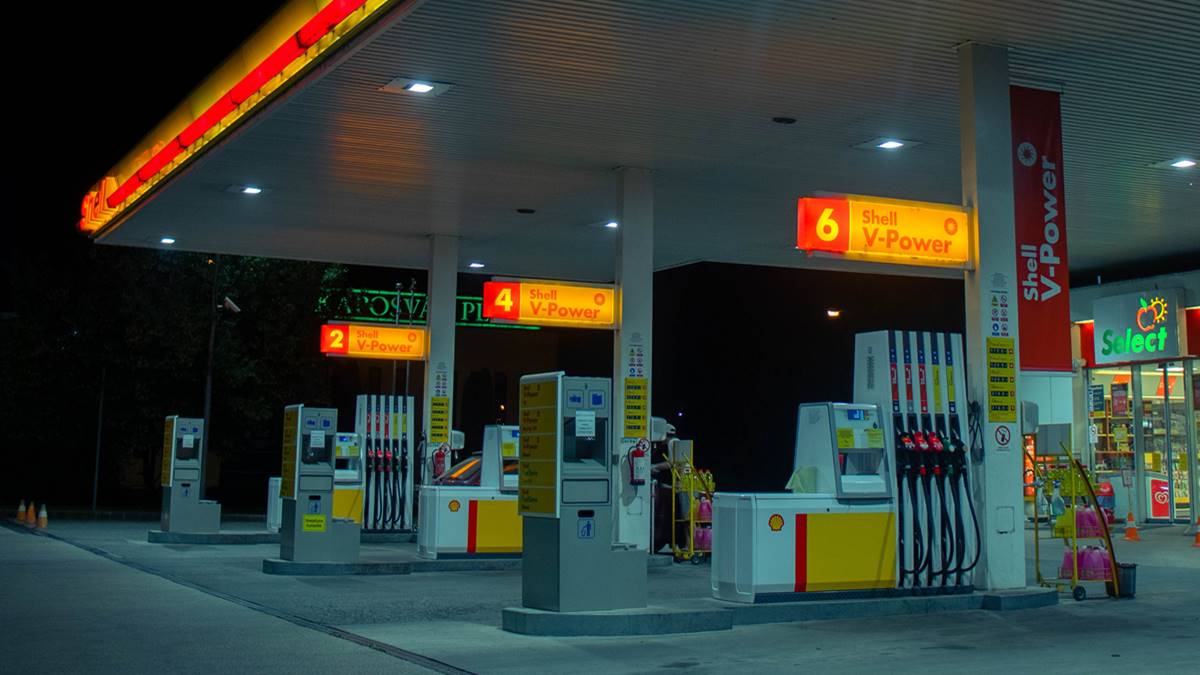 Petrol Shortage in Pakistan, Pumps Rationing Fuel