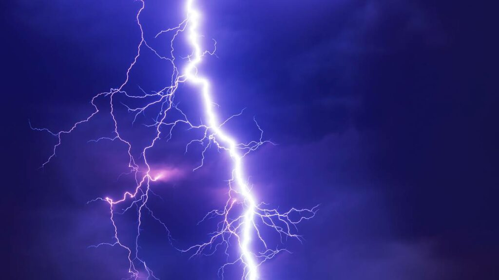 Lightning Strike, Lightning Strike Islamabad, Lightning Strike F 7, Lightning Strike F 7 Islamabad