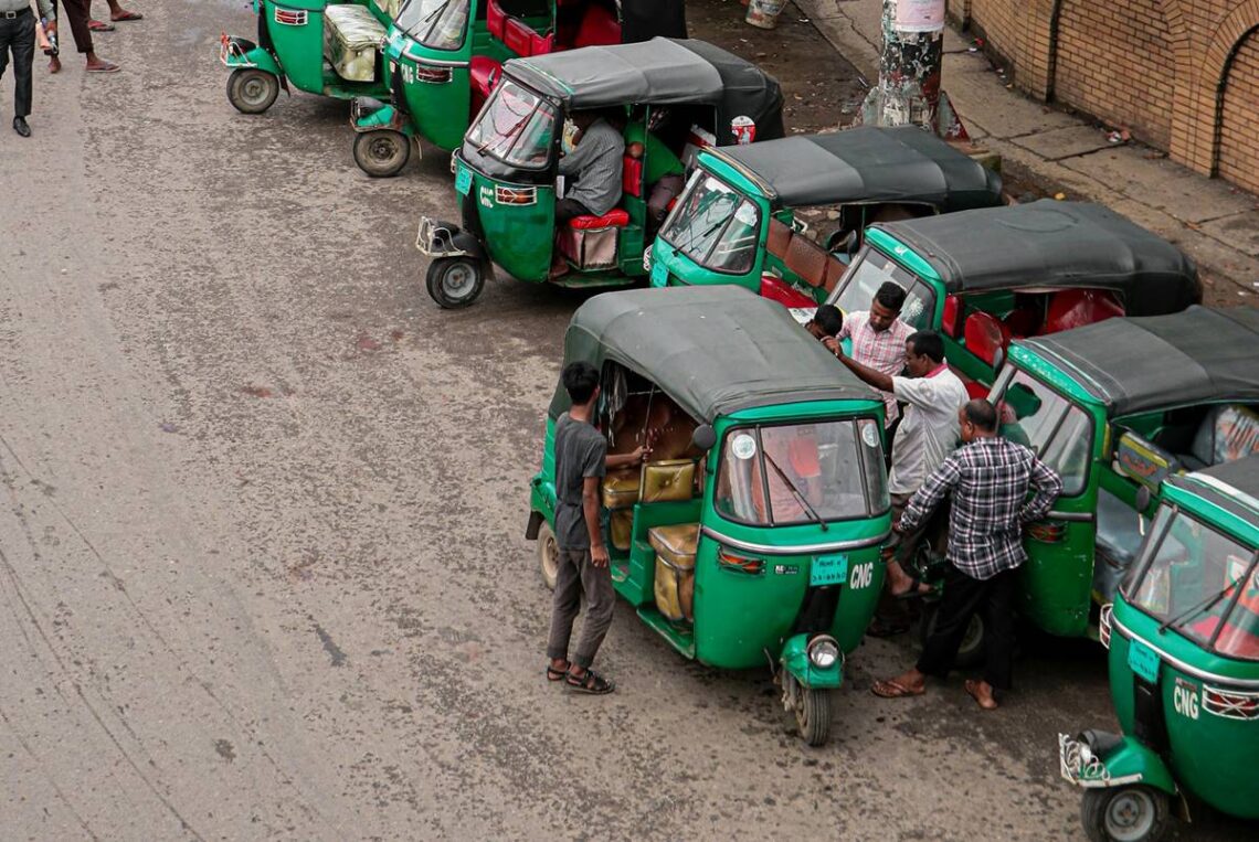 Rawalpindi Govt Orders Crackdown on Vehicles With Large Gas Cylinders