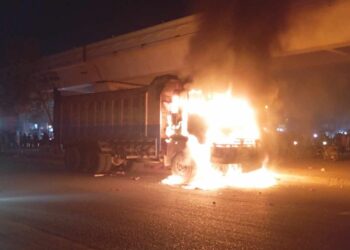 Violence Erupts in Karachi Over Dumper Incident 