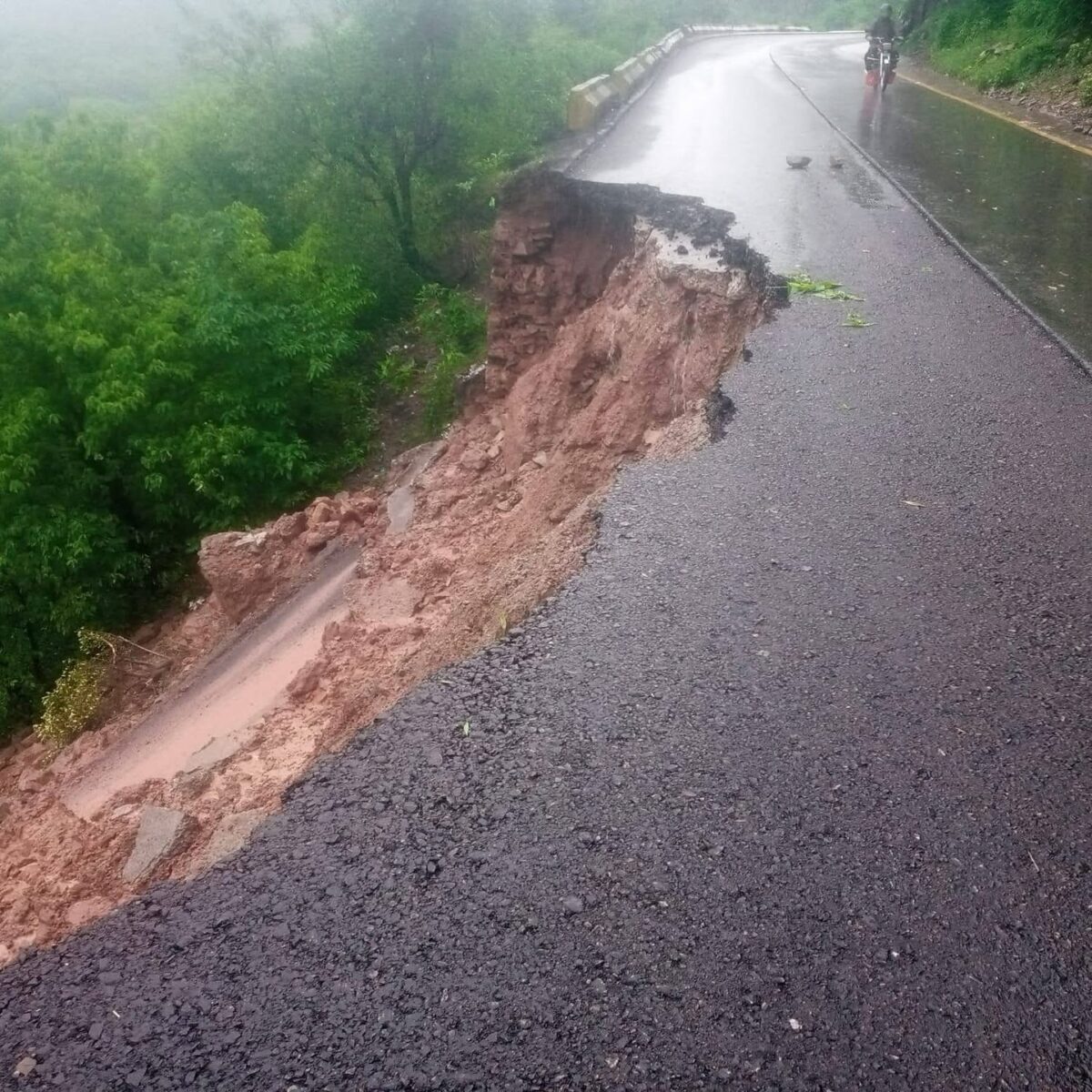 519498158181228599824619785789520478089015237n INCPak Murree Road Landslide Alert DC Urge to use Murree Expressway